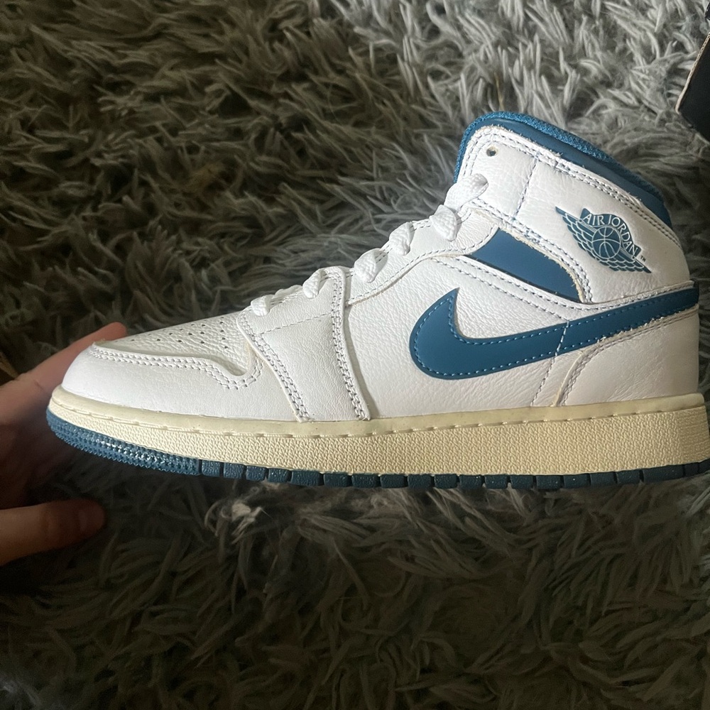 Nike Air Jordan 1 Mid SE - Picture 3 of 4